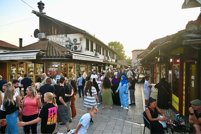Brojni posjetioci iskoristili ugodnu ljetnu večer za šetnju Baščaršijom, u lokalima se traži mjesto više