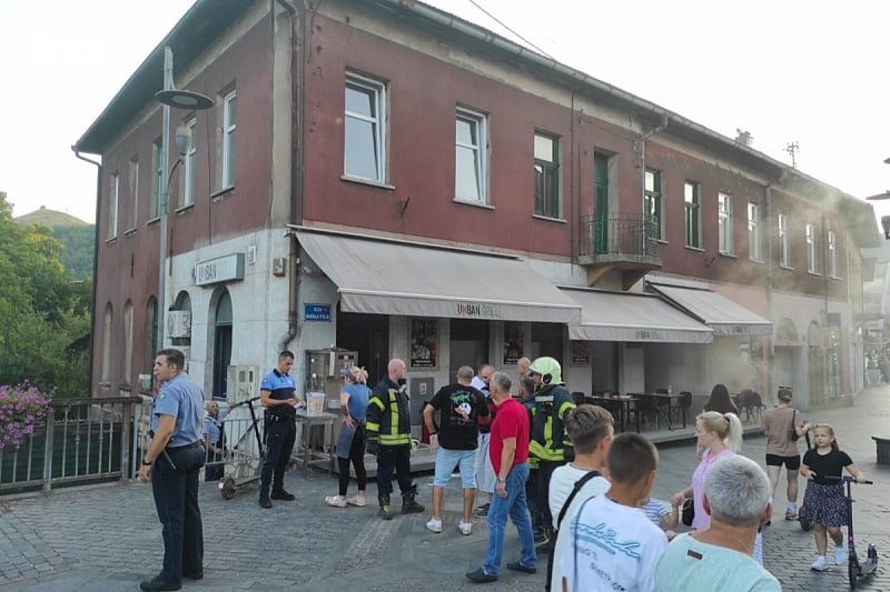 Požar u centru Zenice, zapalio se restoran brze hrane