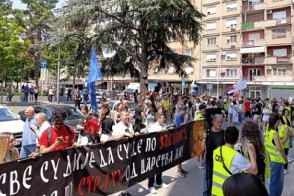 Protest ispred OJT-a u Beogradu, deo učenika podneo je krivičnu prijavu protiv Vučića