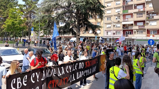 Protest ispred OJT-a u Beogradu, deo učenika podneo je krivičnu prijavu protiv Vučića