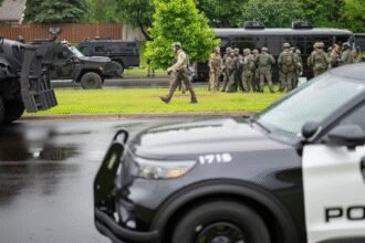 Pucanje u Minnesoti – muškarac prerušen u policajac ubio Kongresmenke i ranjenog senatora
