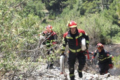 Požari od Omiša do Makarske su pod nadzorom: Mještani govore da su vidjeli osobu na motoru