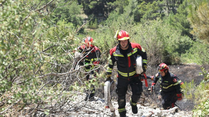 Požari od Omiša do Makarske su pod nadzorom: Mještani govore da su vidjeli osobu na motoru
