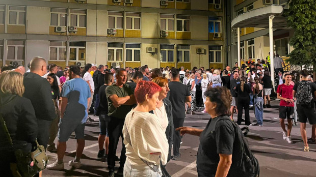 Protest ispred zgrade suda u Užicu za hapšenje osumnjičenog zrelosti za napad na novinara Informera