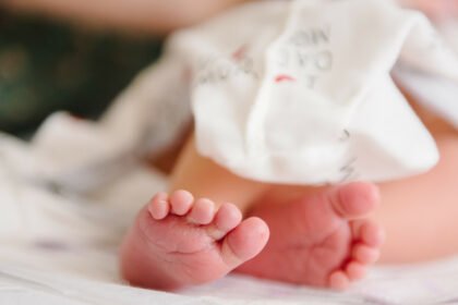 Užas u susjedstvu: Majka pokušala ugušiti bebu jastukom, sud je pustio da se brani sa slobode
