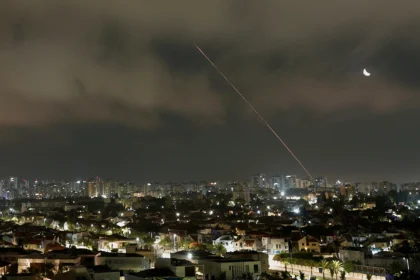 Izrael i Iran nastavljaju s napadima, SAD premješta bombardere, Hamenei bira nasljednika