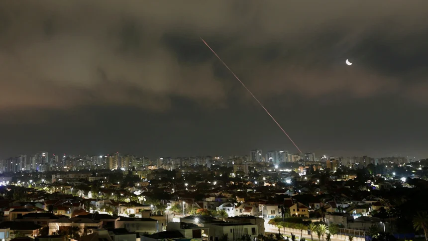 Izrael i Iran nastavljaju s napadima, SAD premješta bombardere, Hamenei bira nasljednika