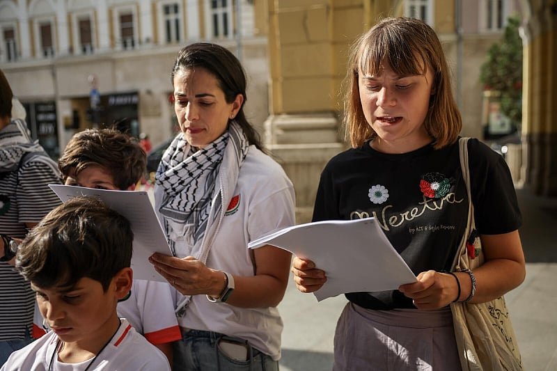 Greta Thunberg na protestima u Sarajevu: U majici “Neretva” i s Cvijetom Srebrenice čitala imena ubijene djece u Gazi