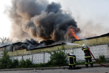 Rusija dronovima napala Kijev i Odesu, pogođeno rodilište