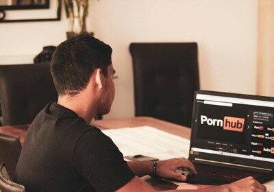 Velika Britanija uvodi strogu provjeru dobi za pristup internetu, kritičari zabrinuti
