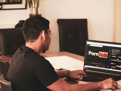 Velika Britanija uvodi strogu provjeru dobi za pristup internetu, kritičari zabrinuti