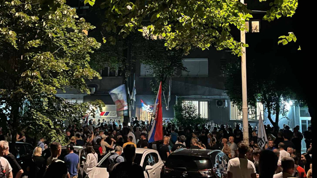 Dvije setove ispred SNS sjedišta na Novom Beogradu