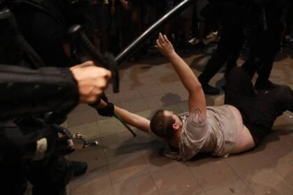 FOTO Srpski specijalac mlati ženu tijekom prosvjeda, MUP: To je izvučeno iz konteksta!