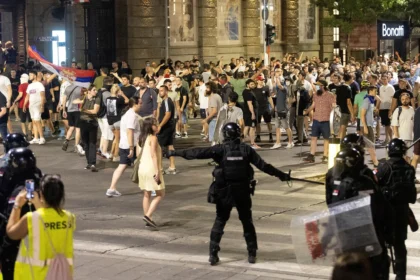 Tisuće na ulicama srbijanskih gradova, policija koristi suzavac