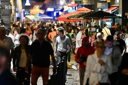Druga noć festivala: Unatoč hladnijoj večeri atmosfera na sarajevskim ulicama ne posustaje