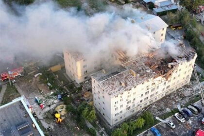 ZASTRAŠUJUĆE SNIMKE IZ UKRAJINE: Ruski zločinci bombardirali stambenu zgradu, među mrtvima ima i djece…