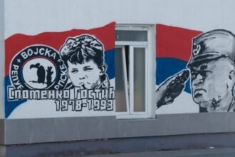 OHR-u UPUĆEN APEL ZBOG MURALA RATKU MLADIĆU U BANJOJ LUCI: Sankcionisati glorifikaciju ratnih zločinaca u RS-u