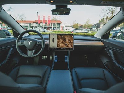 Tesla mora platiti 329 milijuna dolara odštete zbog smrtonosne nesreće s autopilotom