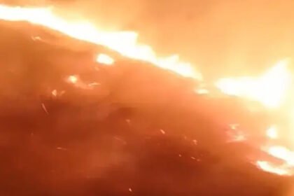 Požar kod Gacka prijeti kućama: “Gori u samom selu”
