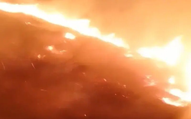 Požar kod Gacka prijeti kućama: “Gori u samom selu”