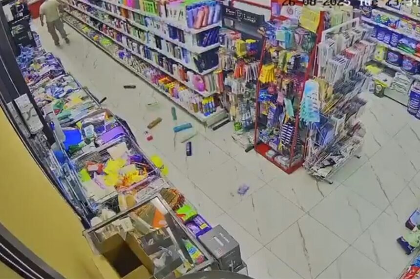 ZASTRAŠUJUĆE SNIMKE S LICA MJESTA: Razoran potres pogodio Rusiju, građani istrčali na ulice, šokantne snimke nadzornih kamera…