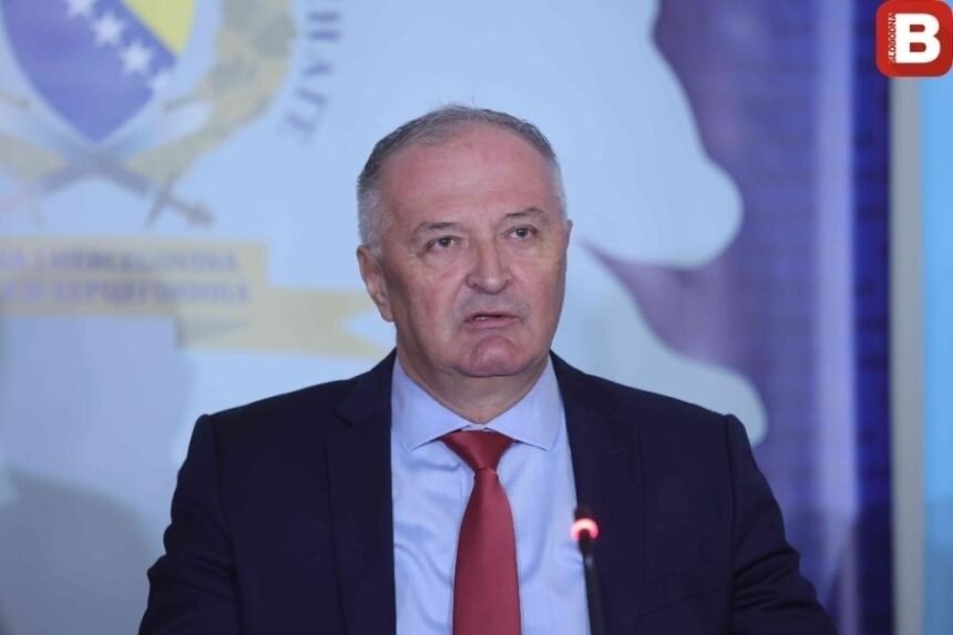 ‘NEVIĐENO LICEMJERSTVO ZUKANA HELEZA’: Delegat u Domu naroda Džemal Smajić žestoko prozvao državnog ministra odbrane
