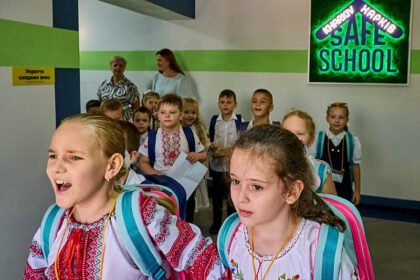 Djeca u Ukrajini počinju školsku godinu u podzemnim učionicama kako bi izbjegli ruske bombe