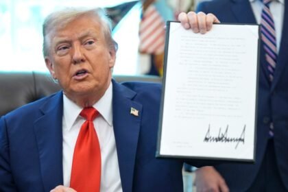 Trump zabranjuje izgaranje američke zastave u prkosu ustavnim zaštitama