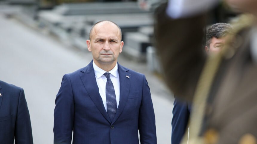Ministar Anušić o vožnji s predsjednikom Milanovićem: “Postavio je pitanje da li nastavljamo tradiciju…”