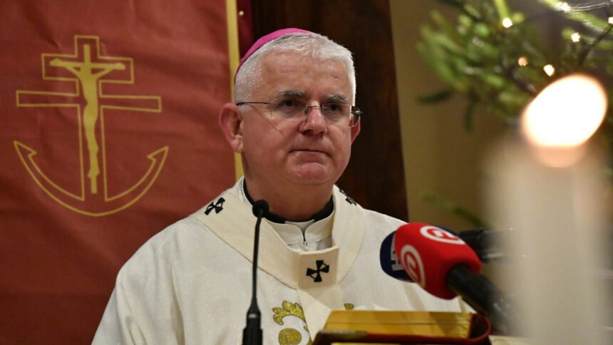 Nadbiskup Uzinić kritizirao klečavce: “Žele ugroziti ženska prava i postignuća dostignuta u našem vremenu”