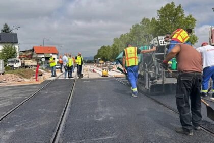 Počelo asfaltiranje kružnog toka u Sokolović Koloniji