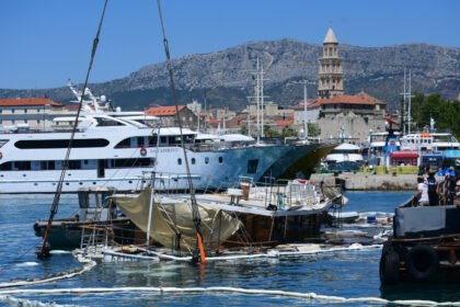 FOTO Velika akcija u splitskoj luci. Dizalica stigla po brod koji je potopljen u nevremenu: “Ovo će trajati danima”