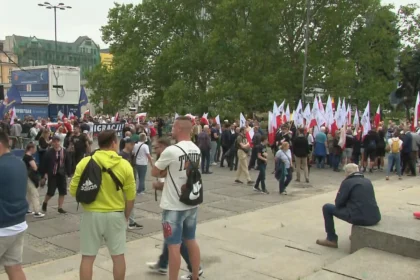 Tisuće ljudi na antiimigracijskim prosvjedima u Varšavi i širom Poljske