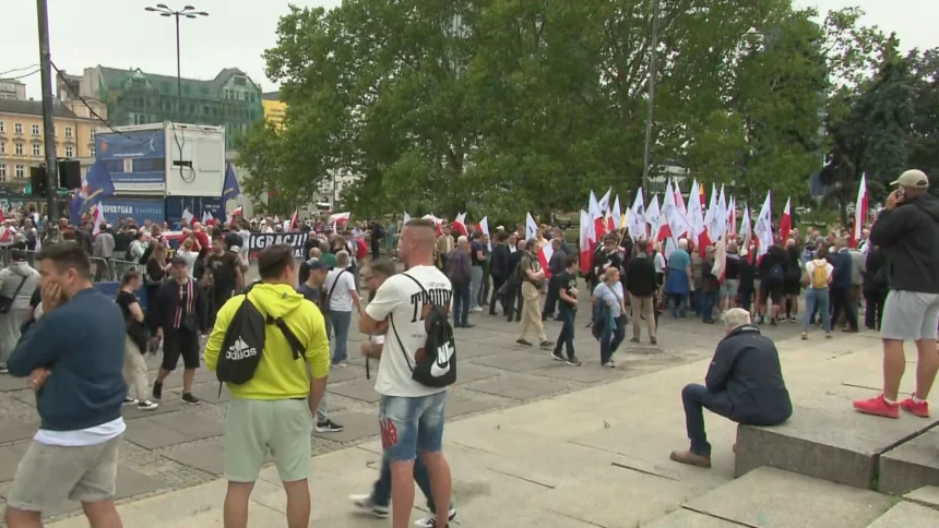 Tisuće ljudi na antiimigracijskim prosvjedima u Varšavi i širom Poljske