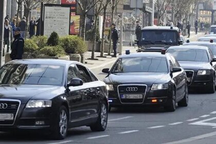 STIŽE 30 AUTOMOBILA: Najskuplje limuzine za Lendu i Stojanovića
