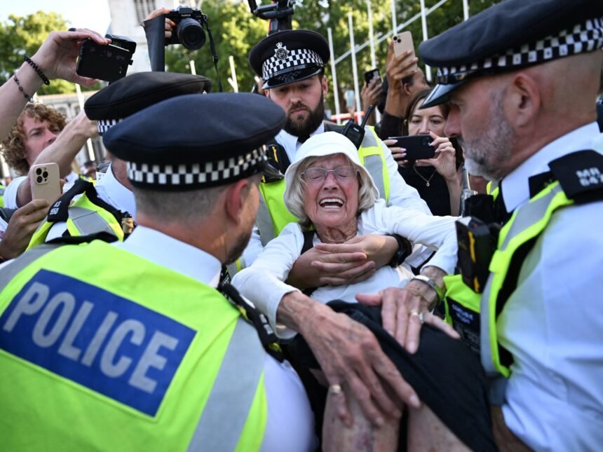 Velika Britanija za procesuiranje 60 ljudi za podršku zabranjenoj palestinskoj akcijskoj grupi