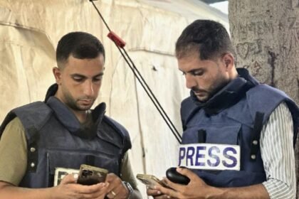 Gaza novinarka izveštava o izraelskom napadu koji je ubio kolege Al Jazeere