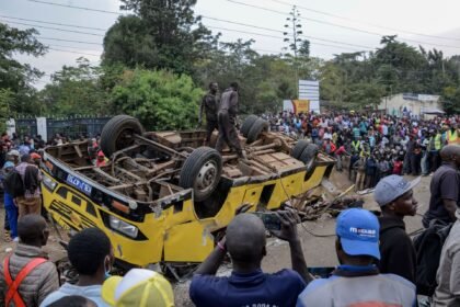 Autobus Nosim ožalošćenim omalovažnim u Keniji, ubijajući 21 ljude