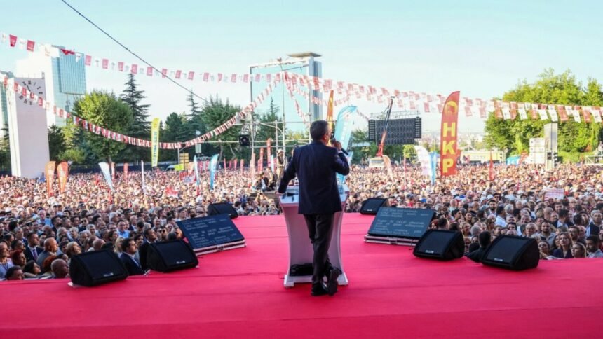 Deseci tisuća prosvjednika u Turskoj: Oporba optužuje Erdogana za “pokušaj puča” kroz pravosuđe