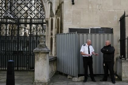 Nakon uhićenja 900 ljudi, Banksy nacrtao novi mural: Odmah ga prekrili