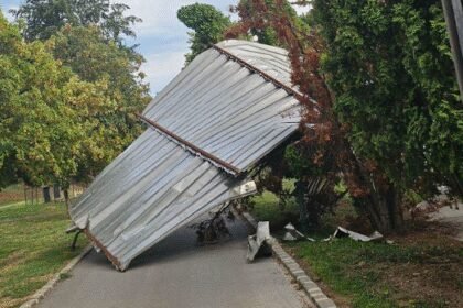 Olujna oluja u Čačku; Vjetar je srušio trula stabla i uzrokovala manje požara u okrugu šuma
