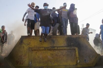 Policijski požarni gas, gumeni metaci kao madagaskarski demonstranti