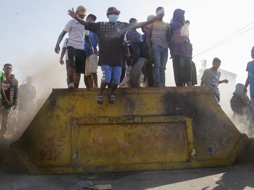 Policijski požarni gas, gumeni metaci kao madagaskarski demonstranti