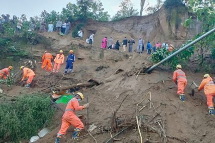 Klizični hitovi autobus u sjevernoj Indiji, ubijajući 15, jer se spasi nastavlja