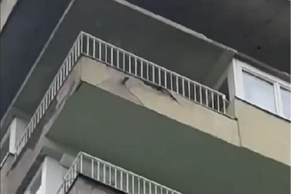 Opet se obrušila fasada u centru Sarajeva, komad pao pored Vječne vatre