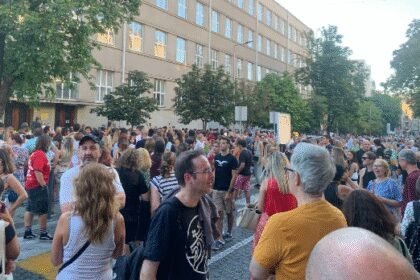 Protest za podršku Sredmoric profesora ispred teretane za petu Beograd