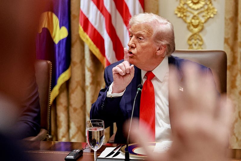 Novinarka pokušala postaviti pitanje Trumpu, on joj gestikulirao da šuti pa se ona izvinila
