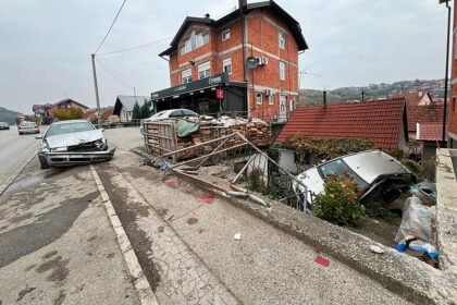 Nesreća u Banjoj Luci: Auto probio ogradu i završio u dvorištu