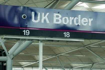 Policija je naložila da se na zatvorenom sudu iznesu razlozi za oduzimanje telefona britanskog Hamasovog advokata