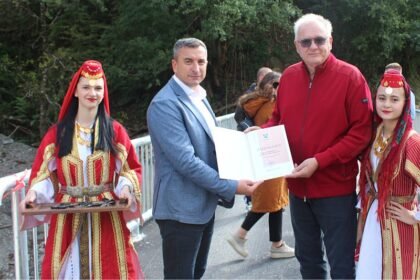 Potpisivanjem ugovora o poklonu i simboličnim presjecanjem vrpce otvoren novoizgrađeni Lukšijski most